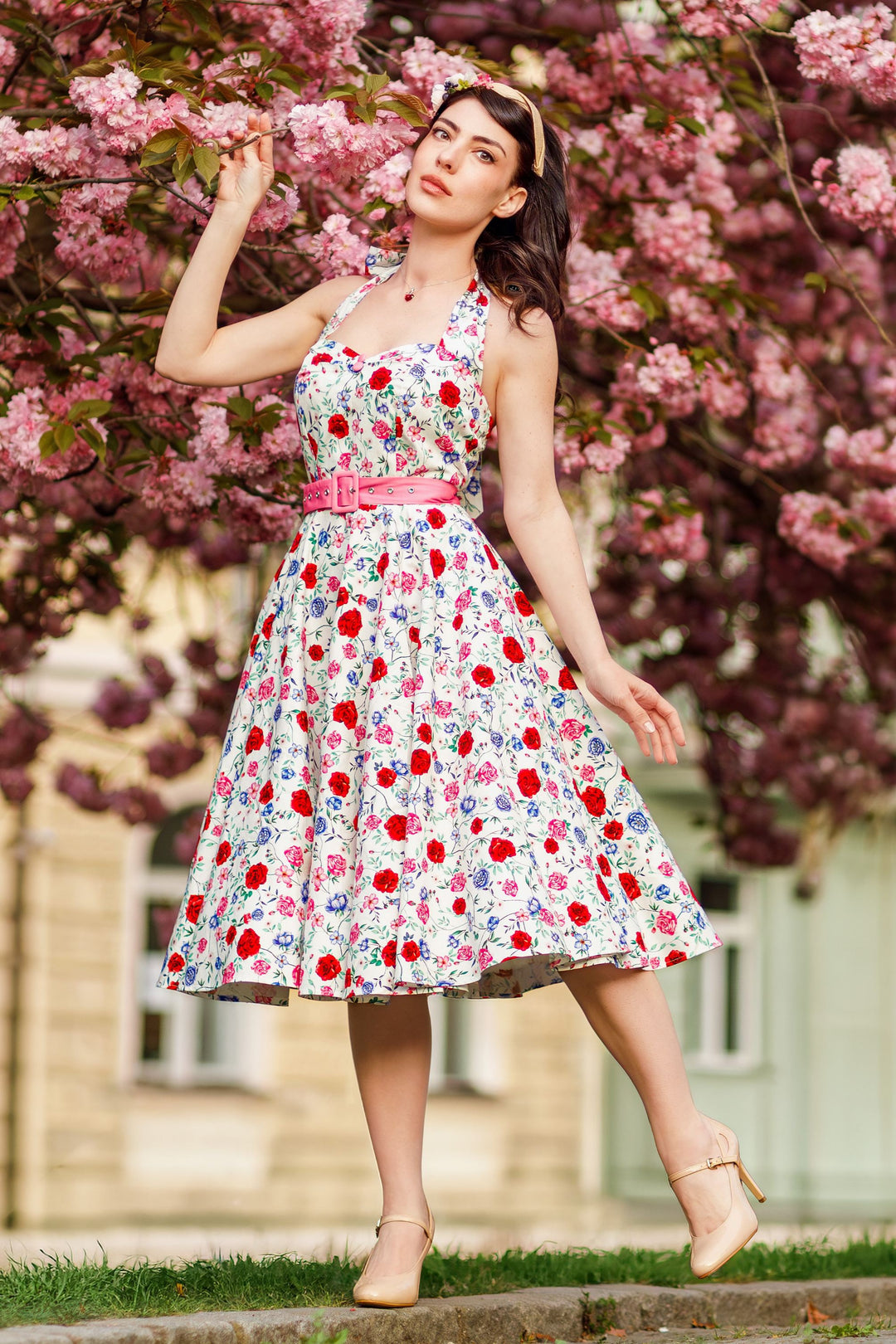 Lovely lady in Daisy Roses on White Dress | Vintage Floral Dress