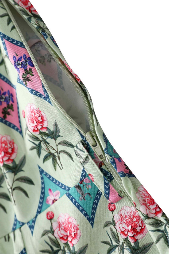 Zipper of Mabel Quatrefoil Floral in Pastels Dress | Vintage Floral Dress