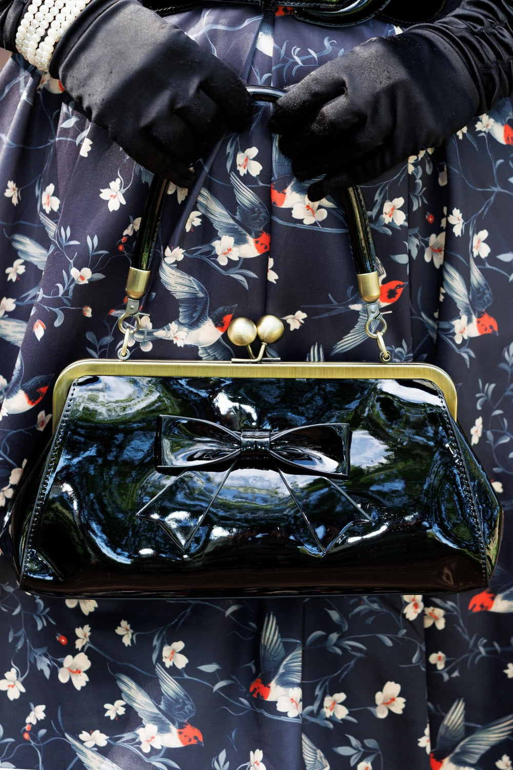 Elise Vintage Kiss-lock Bow Evening Handbag in Black