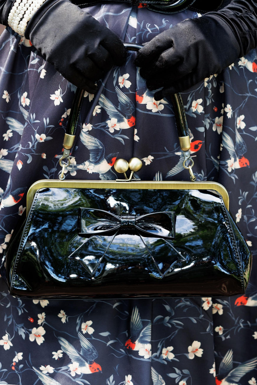Elise Vintage Kiss-lock Bow Evening Handbag in Black
